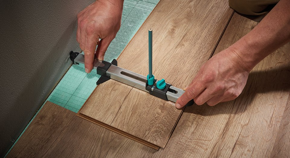 Poser la dernière lame de parquet stratifié